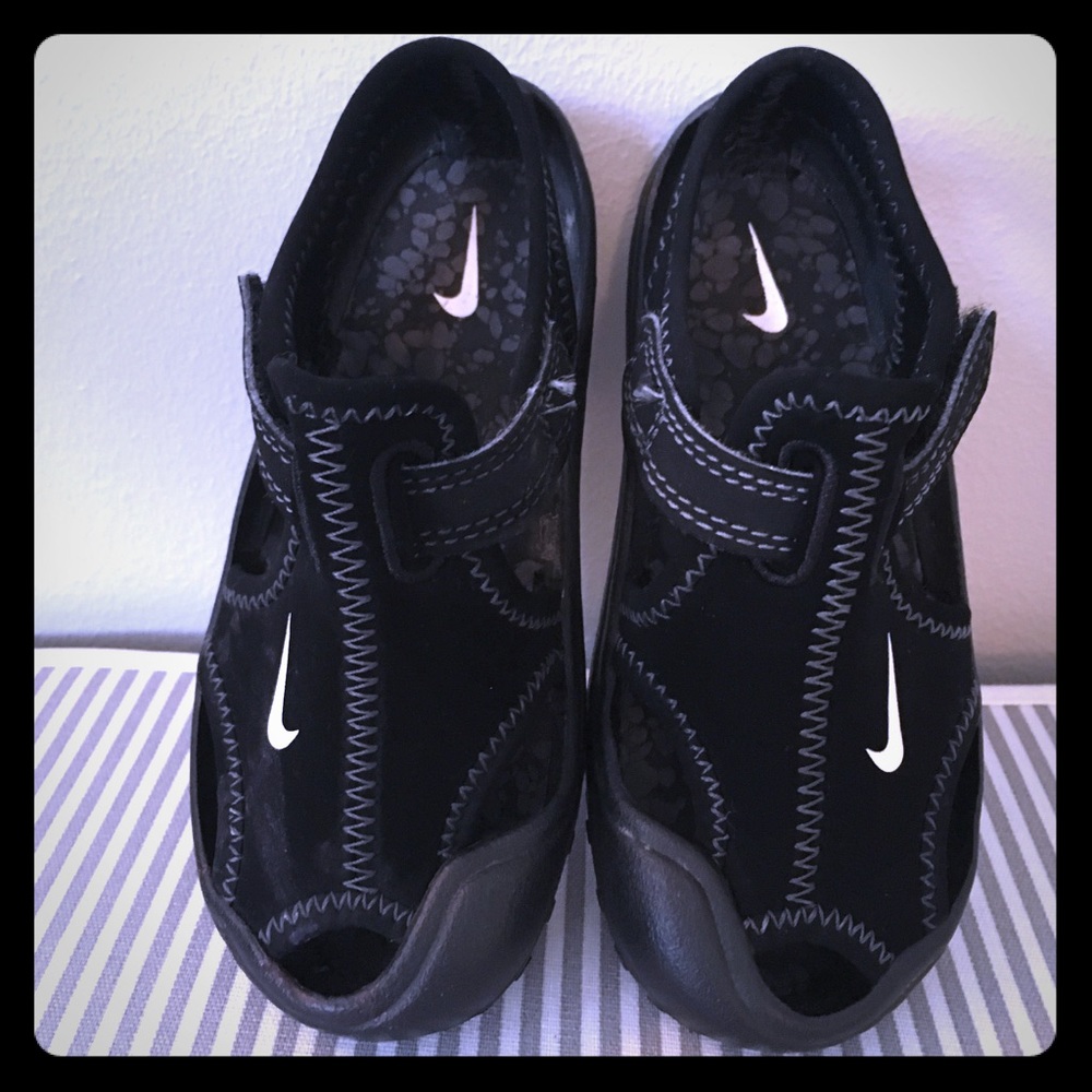 Boys size 8c Nike sandels.